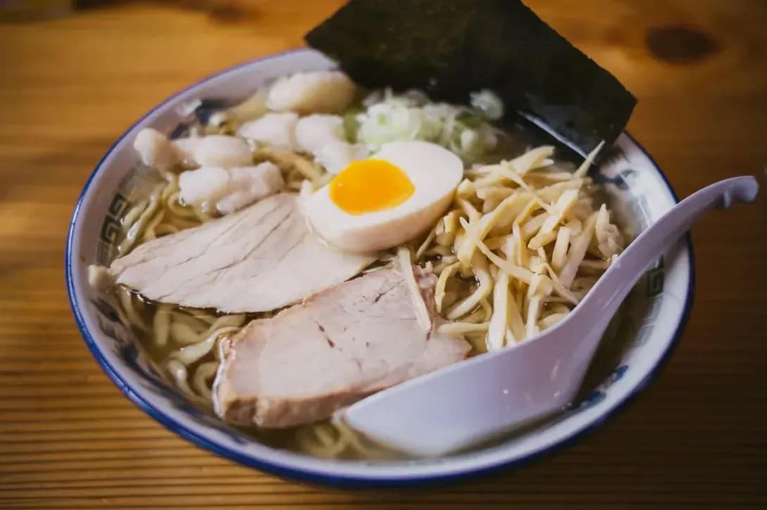 チャーシューと具材を仕上げる